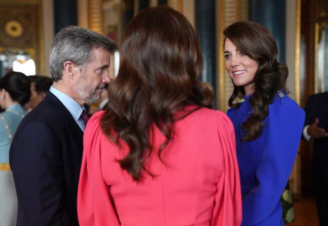 Réception à Buckingham Palace à la veille du couronnement : Kate Middleton avec Frederik et Mary du Danemark