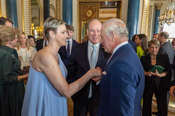 Réception à Buckingham Palace à la veille du couronnement : le roi Charles III avec Albert et Charlène de Monaco