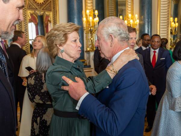 Réception à Buckingham Palace à la veille du couronnement : le roi Charles III avec Anne-Marie, Paul et Marie-Chantal de Grèce