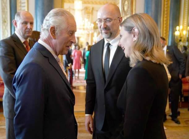 Réception à Buckingham Palace à la veille du couronnement : le roi Charles III avec la première dame ukrainienne Olena Zelenska