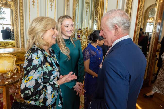 Réception à Buckingham Palace à la veille du couronnement : le roi Charles III avec la première dame américaine Jill Biden et sa petite fille Finnegan Biden