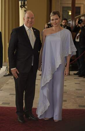Réception à Buckingham Palace à la veille du couronnement : Albert et Charlène de Monaco, très élégante dans une tunique asymétrique et pantalon assorti 