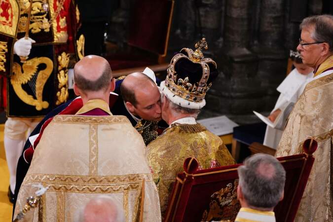Le couronnement du roi Charles III et de la reine Camilla en l'abbaye de Westminster à Londres, le 6 mai 2023 : le prince William embrasse son père