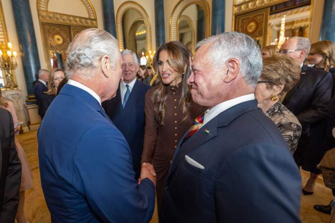 Réception à Buckingham Palace à la veille du couronnement : le roi Charles III avec le roi de Jordanie Abdallah II et la reine Rania