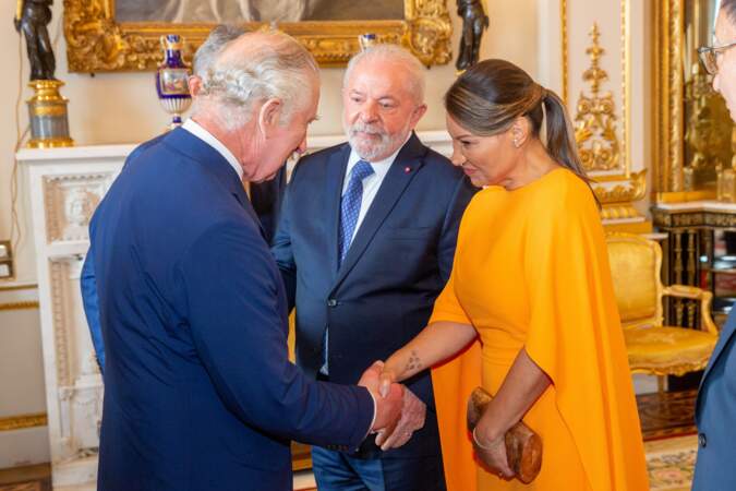 Réception à Buckingham Palace à la veille du couronnement : le roi Charles III avec le président brésilien Lula  et sa femme Rosangela 