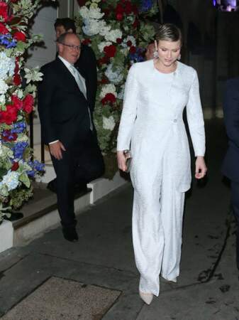 Réception à Buckingham Palace à la veille du couronnement : Albert de Monaco et son épouse Charlène qui s'est changée pour le dîner