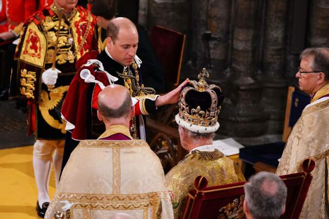 Le couronnement du roi Charles III et de la reine Camilla en l'abbaye de Westminster à Londres, le 6 mai 2023 : le prince William prête allégeance à son père et lui a promis sa loyauté