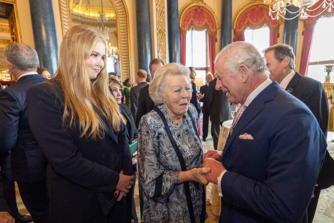 Réception à Buckingham Palace à la veille du couronnement : le roi Charles III avec la princesse Beatrix, l'ancienne reine des Pays-Bas et sa petite fille Catharina-Amalia 