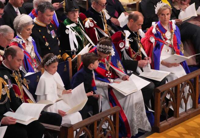 Couronnement de Charles III le 6 mai en l'abbaye de Westminster : Le prince William, la princesse Charlotte, le prince Louis, Kate Middleton, le prince Edward et la princesse Sophie
Au second rang, la princesse Anne et son mari Timothy Lawrence