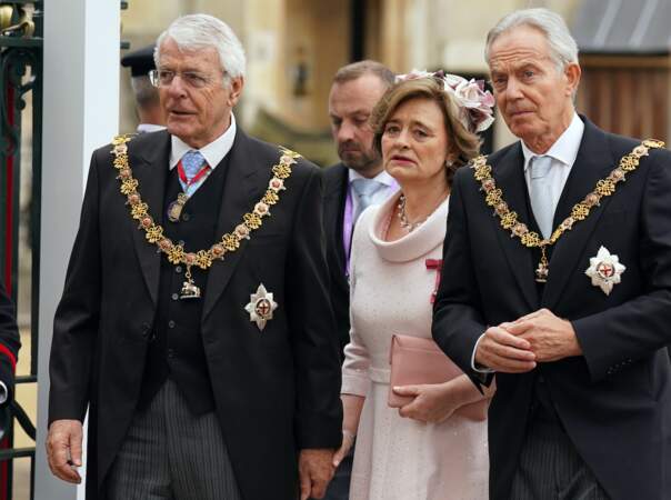 Couronnement de Charles III à l'abbaye de Westminster le 6 mai 2023 : les anciens Premiers ministres John Major et Tony Blaair accompagné de sa femme Cherie