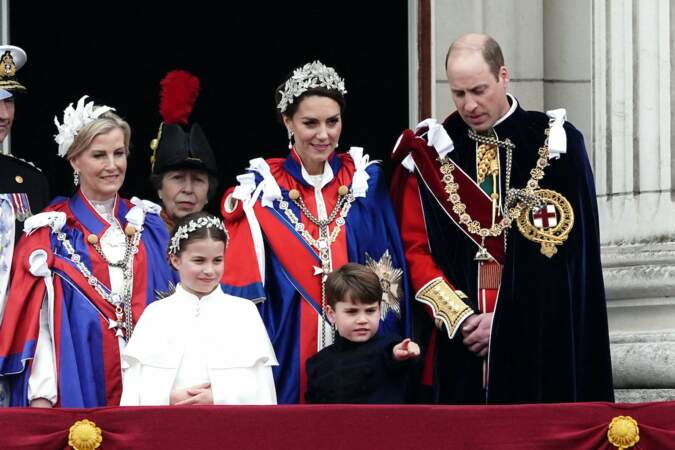 Zoom sur le prince Louis, un petit garçon facétieux lors du couronnement du roi Charles III et de Camilla 