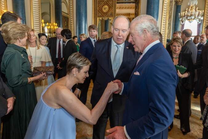 Réception à Buckingham Palace à la veille du couronnement : le roi Charles III avec Albert et Charlène de Monaco