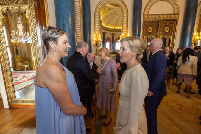 Réception à Buckingham Palace à la veille du couronnement : Charlène de Monaco et la princesse Sophie d'Edinbourg