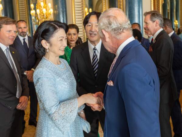 Réception à Buckingham Palace à la veille du couronnement : le roi Charles III avec Fumihito d'Akishino et sa femme Kiko of Akishino 