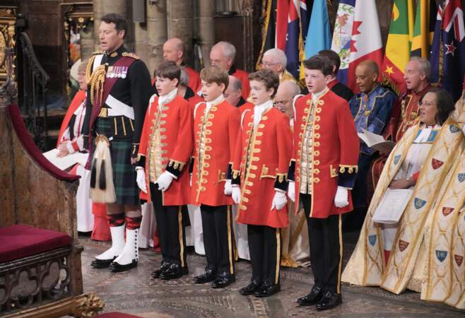 Le couronnement du roi Charles III et de la reine Camilla en l'abbaye de Westminster à Londres, le 6 mai 2023 : Johnny Thompson, l'écuyer de Charles III et les pages du roi avec notamment le prince George