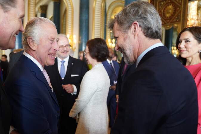 Réception à Buckingham Palace à la veille du couronnement : le roi Charles III et Frederik du Danemark