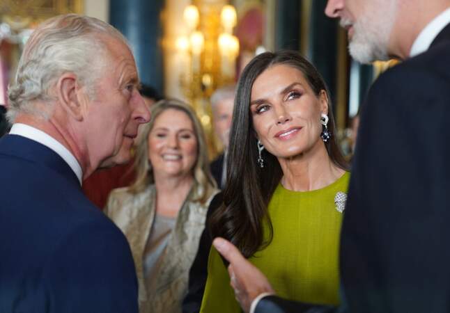 Réception à Buckingham Palace à la veille du couronnement : le roi Charles III avec la reine Laetizia d'Espagne