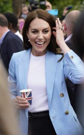 De son côté, Kate Middleton est heureuse de voir autant de personnes venues les saluer et célébrer le couronnement de Charles III.