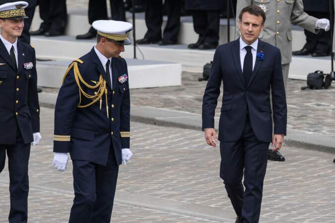Emmanuel Macron assiste aux commémorations du 8 mai 1945 sur les Champs-Elysées à Paris