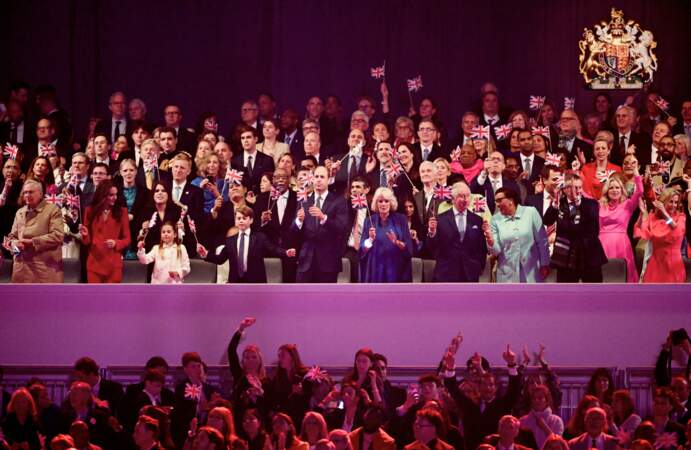 Toutes les mains en l'air pour la famille royale : Camilla, Charles, Charlotte, George et la princesse Eugenie brandissent leurs drapeaux lors du concert.