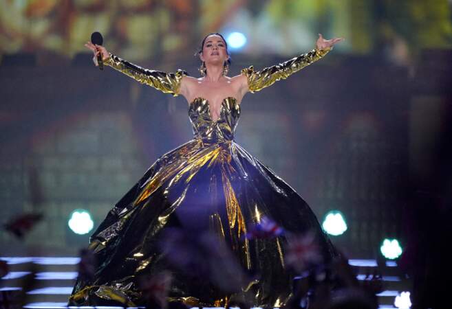 Sur scène, Katy Perry livre une performance remarquable.