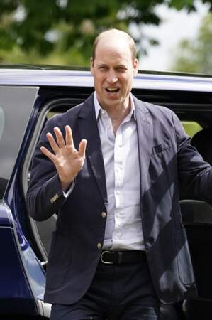 Dès la sortie du véhicule, le prince William salue la foule.