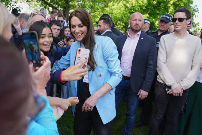 Dès qu'elle a vu Kate Middleton passer, elle l'a saisie par la nuque pour lui demander un selfie.
