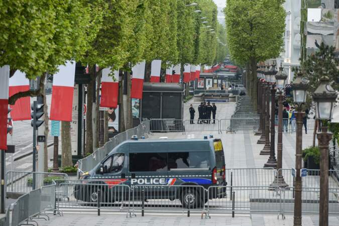 Des barrières de sécurité étaient installées tout au long du parcours pour empêcher d'éventuels opposants au chef de l'Etat de manifester