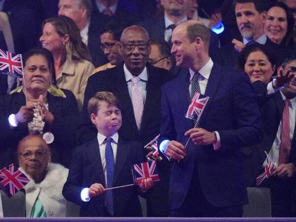 Le fils aîné de Kate Middleton cherche à faire rire son papa avec des grimaces.