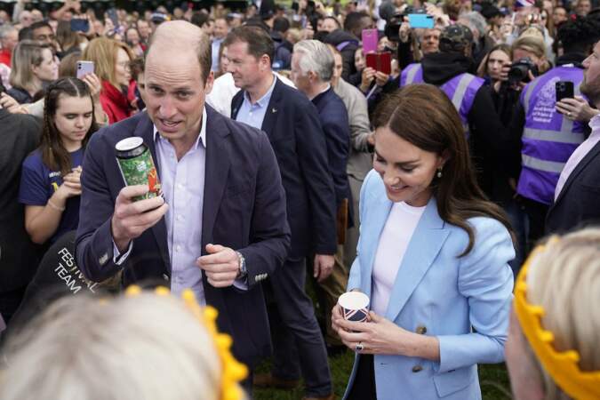 Kate Middleton et le prince William n'ont cessé de serrer des mains et d'offrir de larges sourires aux habitants.