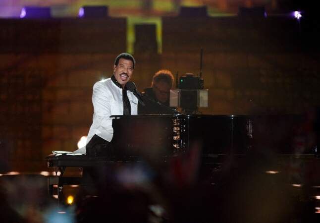La star américaine Lionel Richie a enflammé la soirée en chantant son titre phare All Night Long. Il s'est dit "honoré de se produire à cet événement unique dans une vie".
