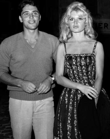 En 1958, Brigitte Bardot jettera son dévolu sur le jeune chanteur et crooner Sacha Distel.
