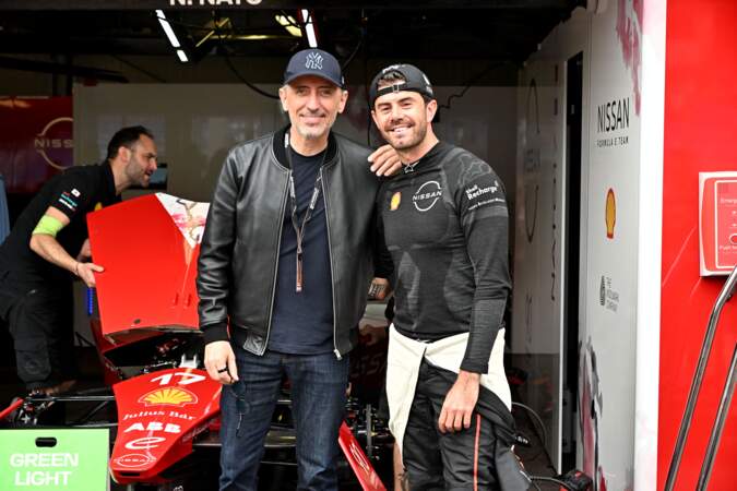 Gad Elmaleh et le pilote Norman Nato au stand Nissan durant le 6eme Monaco E-Prix à Monaco, le 6 mai 2023.