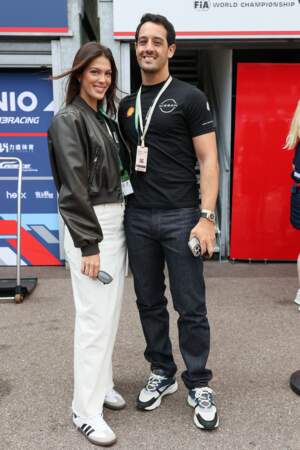 Iris Mittenaere prend la pose en compagnie de son fiancé Diego El Glaoui au E-Prix Monaco, le 6 mai 2023.