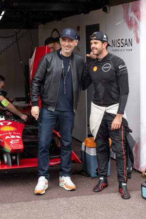 Gad Elmaleh prend la pose avec le pilote Norma Naton au E-Prix de Monaco, le 6 mai 2023.