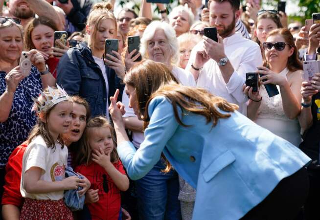 Pas de jaloux, la princesse de Galles discute elle aussi avec les enfants.