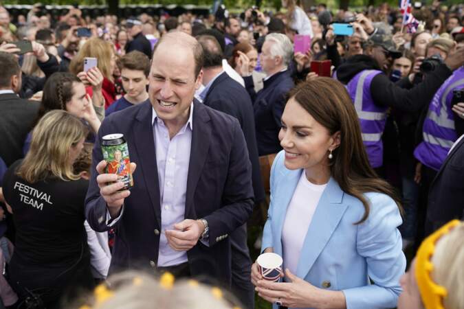 Le prince et la princesse de Galles ont rencontré la foule venue les accueillir près du château de Windsor, le 7 mai 2023.