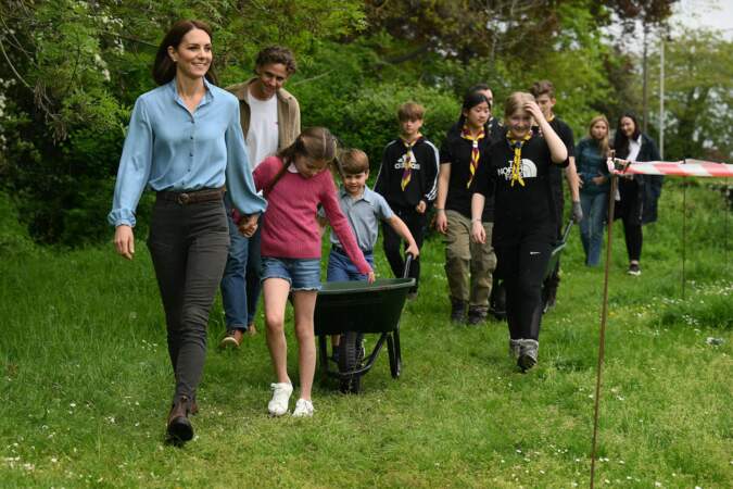 Kate Middleton, le prince William et leurs trois enfants, George, Charlotte et Louis se sont rendus dans un camp de scout dans le cadre du Big Help Out, un événement où les Britanniques sont appelés à faire du bénévolat. 