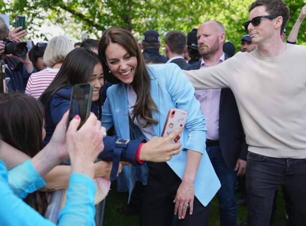 Kate Middleton ne s'est pas montrée offusquée par ce geste pour autant et a poursuivi la séance de selfie.
