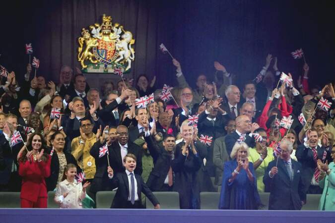 Le prince George lève fièrement son petit drapeau du Royaume-Uni pour manifester sa joie d'être ici.