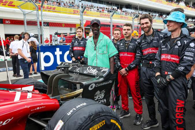 La star de Tiktok Khaby Lame aka Khabane Lame pose avec l'équipe d'Alfa Romeo F1 Team Stake C4.