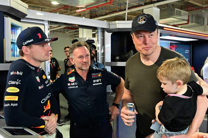 Elon Musk était présent au Grand Prix de Formule 1 Crypto.com de Miami en compagnie de son fils X Æ A-Ⅻ. Il apparaît ici aux côtés de Christian Horner et Max Verstappen, de l'écurie Red Bull.