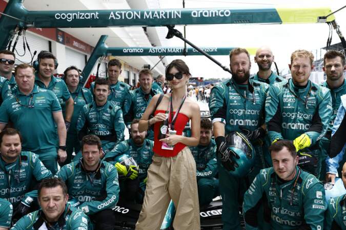 Emily Ratajkowski a pris la pose avec l’équipe Aston Martin. 