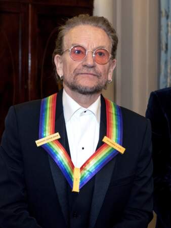 En mai 2022, à l’invitation du président Volodymyr Zelensky, Bono et The Edge donnent un concert dans le métro de Kiev en Ukraine, en pleine période de guerre.
Il assiste aussi au dîner de gala des lauréats du 45e prix annuel du Kennedy Center à Washington. Bono a alors 62 ans.