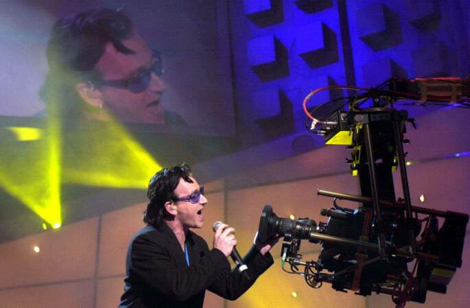 En 2000, Bono (40 ans) sort le single What's Going On ?.