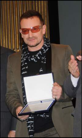 Il est sacré Homme de la paix 2008 par un ensemble de récipiendaires du prix Nobel de la paix. Bono a alors 48 ans.