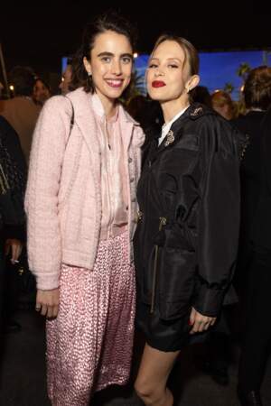 Margaret Qualley et Angèle au défilé Chanel Collection Croisière 2024 à Los Angeles le 9 mai 2023.
