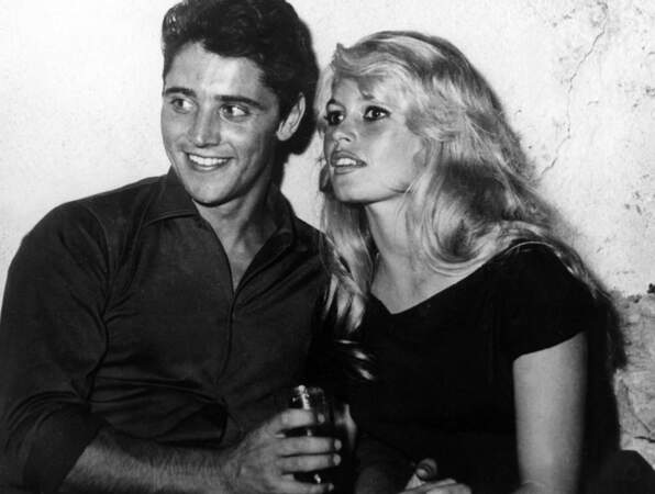 Brigitte Bardot a ensuite eu une aventure avec le jeune chanteur et crooner Sacha Distel.