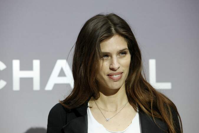 En 2012, elle est choisie par Karl Lagerfeld aux côtés de Brad Pitt pour devenir l'égérie Chanel. Elle a 36 ans 