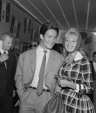Puis Brigitte Bardot a jeté son dévolu sur Jacques Charrier, rencontrée sur le tournage de Babette s’en va-t-en guerre. Il est le père de son fils Nicolas.